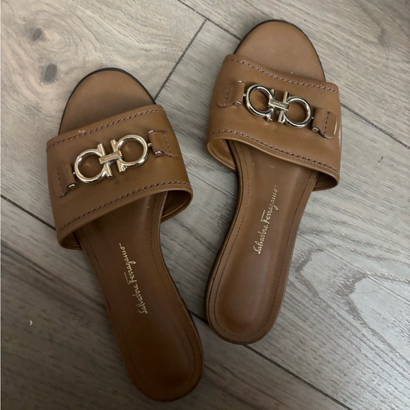 Salvatore Ferragamo Tan Leather Slides with Gold Accent - Picture 1 of 2